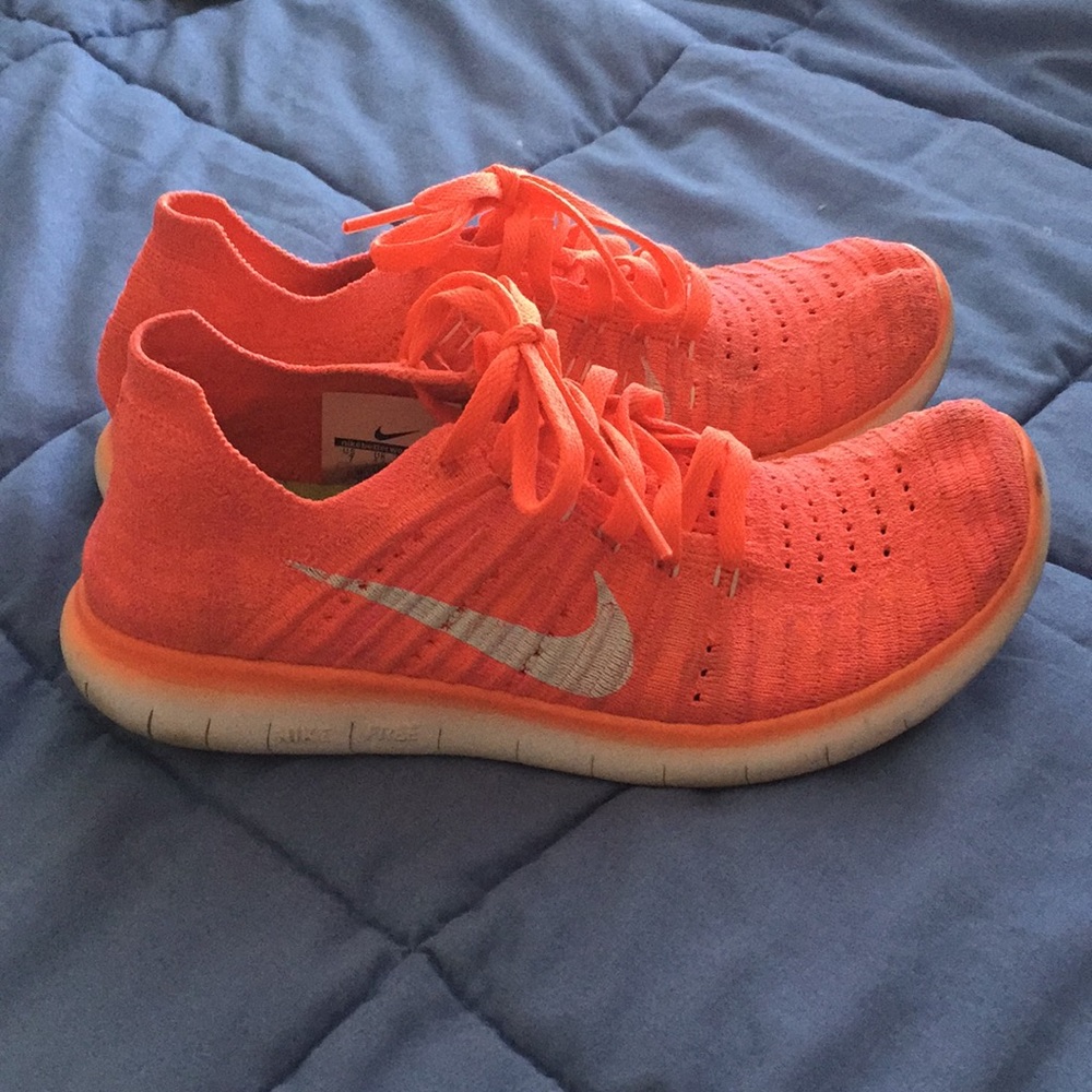 hot pink nike flyknit free run